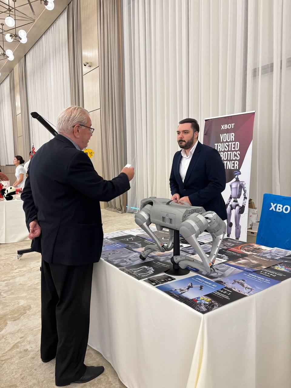 XBOT robotları Çin Xalq Respublikasının 77-ci ildönümünə həsr olunmuş rəsmi qəbulda iştirak edib