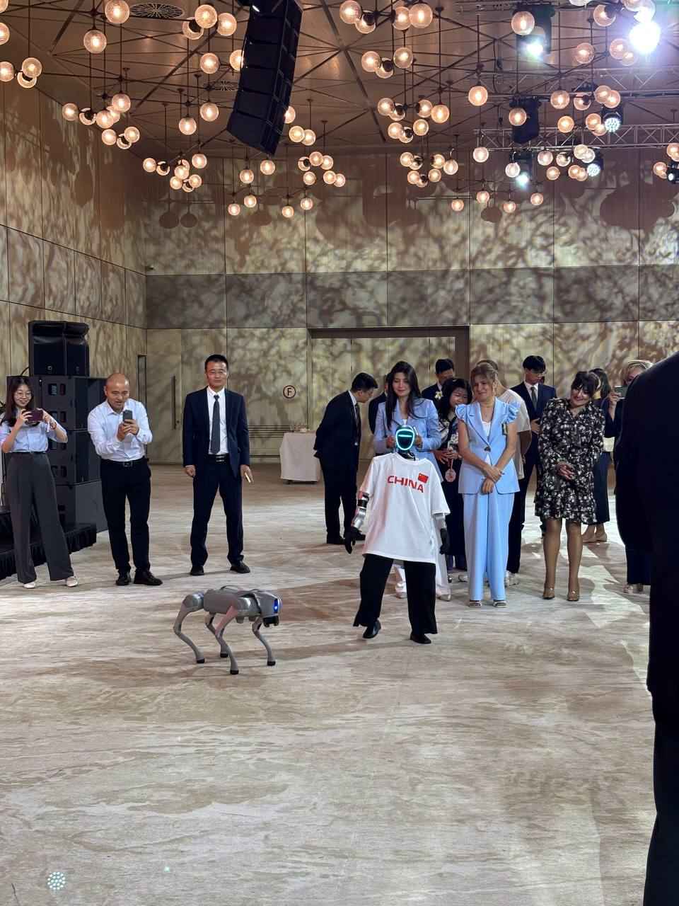 XBOT robotları Çin Xalq Respublikasının 77-ci ildönümünə həsr olunmuş rəsmi qəbulda iştirak edib